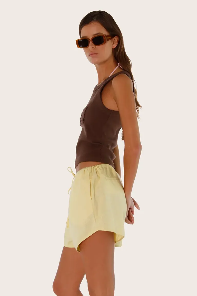 Shorts amarillo de lino con cintura ajustable y caída modular de Sofia Sarkany en Shorts para argentina