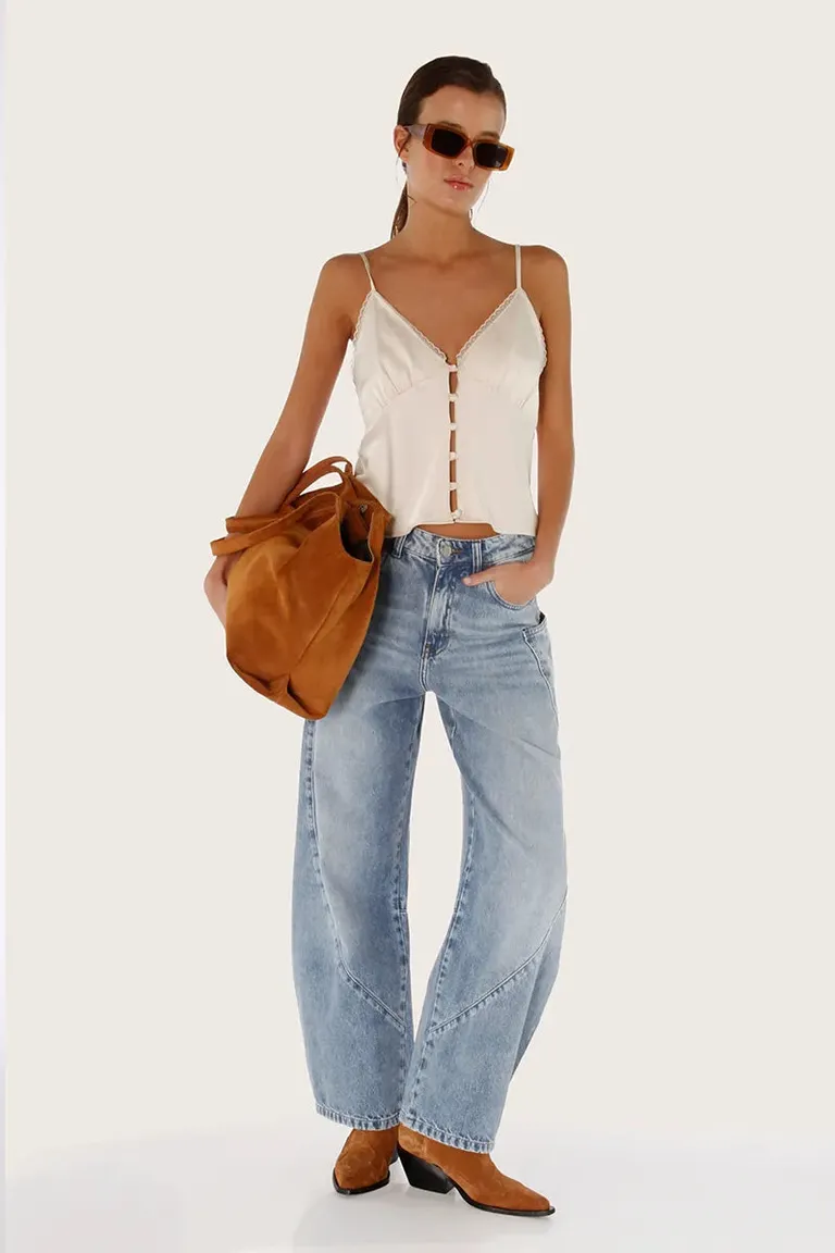 Top satinado con escote V, frunces y puntilla decorativa con breteles regulables de Sofia Sarkany en Tops para argentina