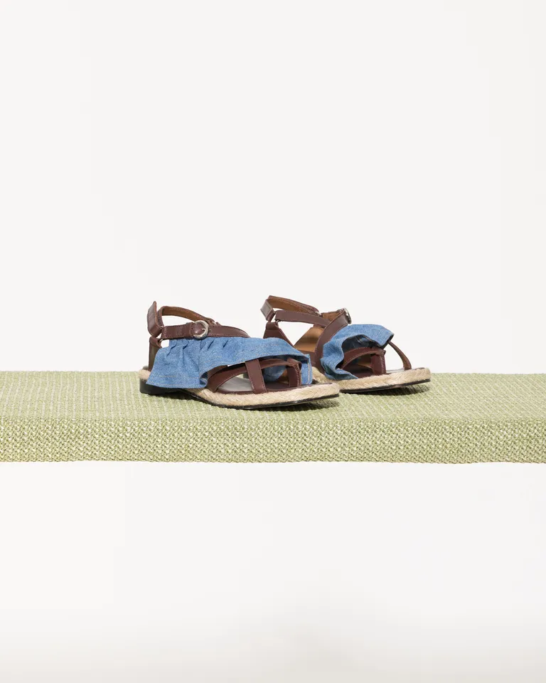 Sandalias bajas de cuero y denim con hebilla lateral ajustable de Jazmin Chebar en Sandalias para argentina