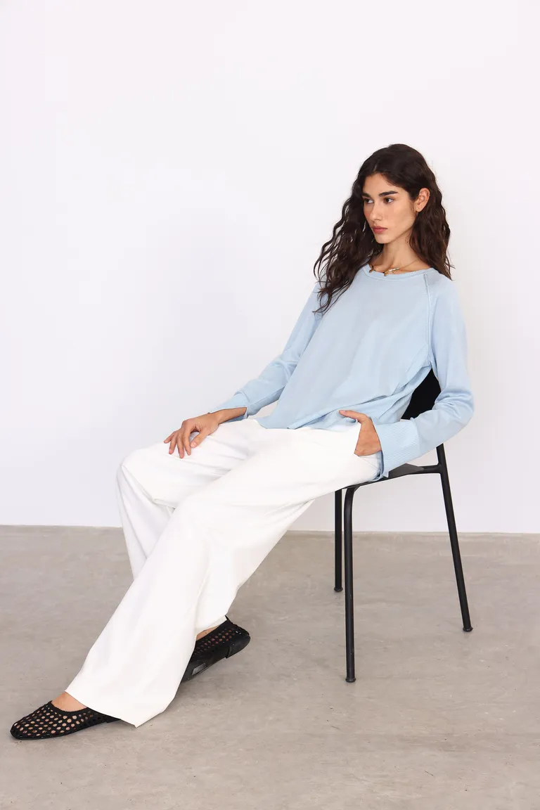 Sweater amplio de punto con tajos laterales en color azul de Yagmour en Buzos y Sweaters para argentina