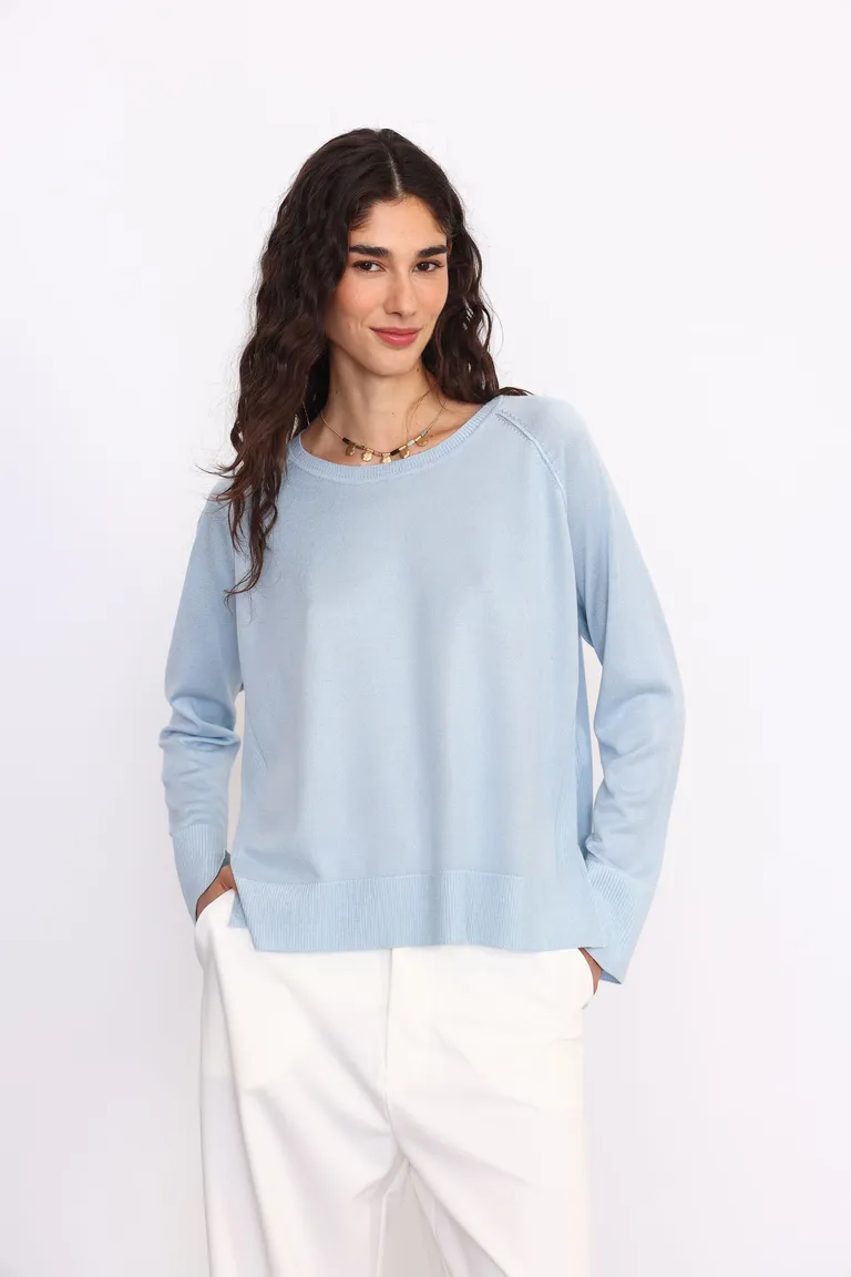 Sweater amplio de punto con tajos laterales en color azul de Yagmour en Buzos y Sweaters para argentina