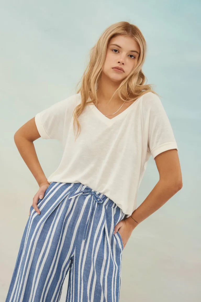 Remera blanca de escote en V, estilo minimalista y casual para mujer de Apricot en Remeras para argentina