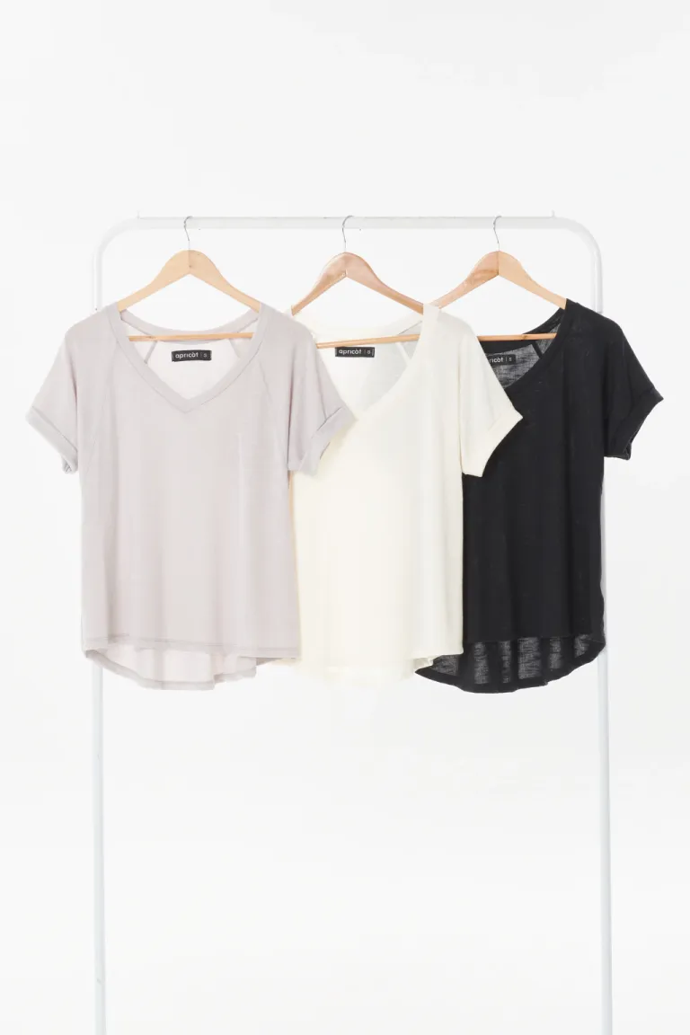 Remera blanca de escote en V, estilo minimalista y casual para mujer de Apricot en Remeras para argentina
