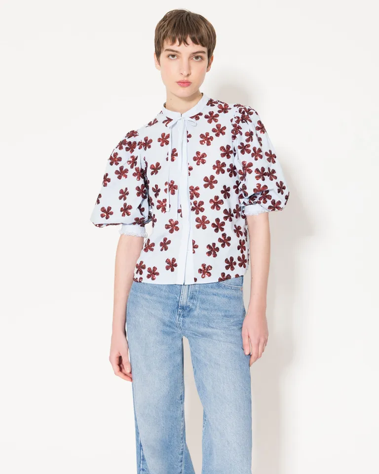 Camisa floral con lazo y flecos en los puños - Diseño moderno y femenino de Jazmin Chebar en Camisas para argentina