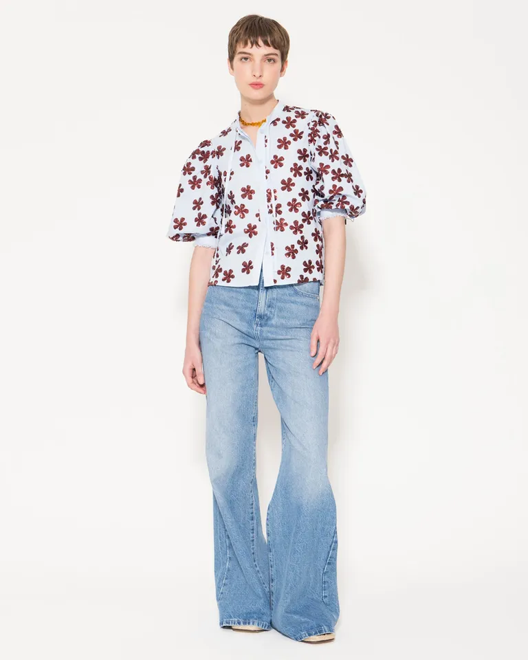 Camisa floral con lazo y flecos en los puños - Diseño moderno y femenino de Jazmin Chebar en Camisas para argentina