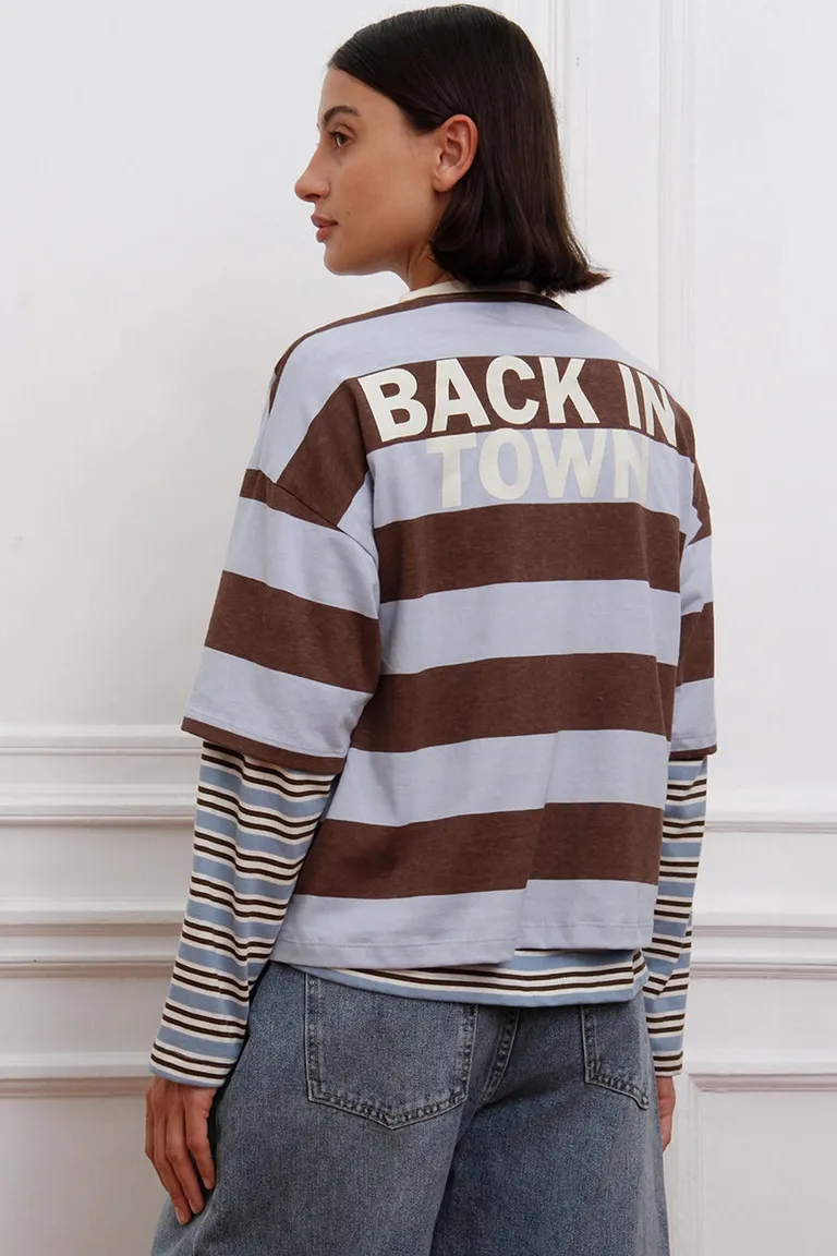 Remera oversize rayada de manga corta con cuello redondo y etiqueta lateral de Sofia Sarkany en Remeras para argentina