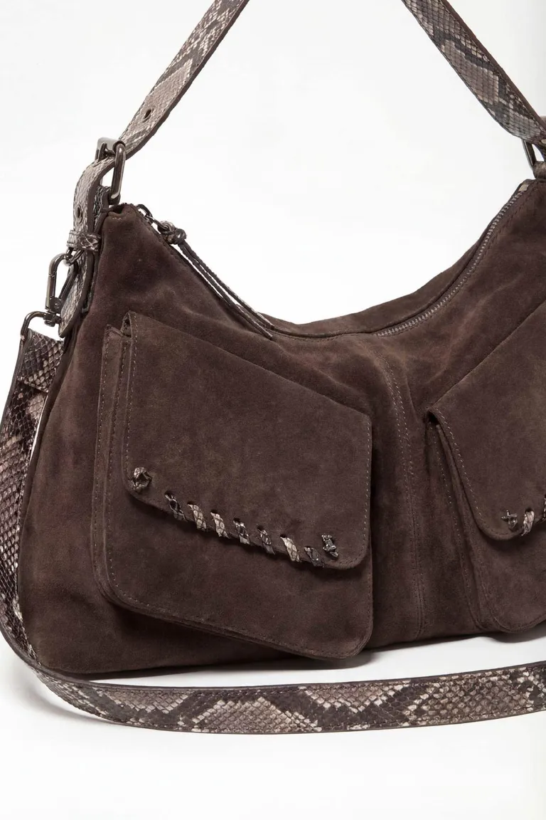 Cartera de mano con bolsillos frontales y correa ajustable estampada estilo animal print de Maria Cher en Bolsos y Carteras para argentina