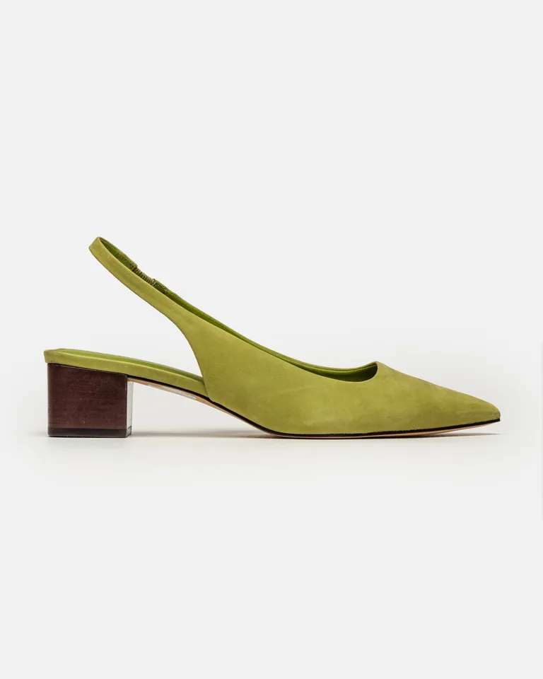 Stilettos de cuero nobuk en verde con taco cuadrado de diseño contemporáneo de Prüne en Zapatos con Tacos para argentina