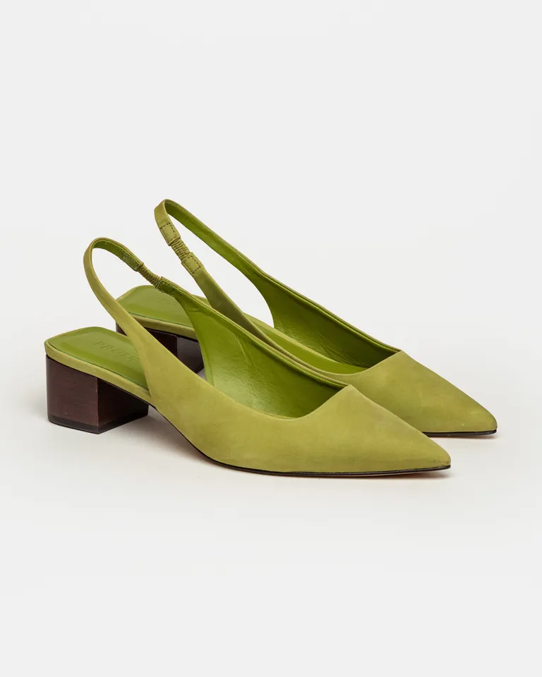 Stilettos de cuero nobuk en verde con taco cuadrado de diseño contemporáneo de Prüne en Zapatos con Tacos para argentina