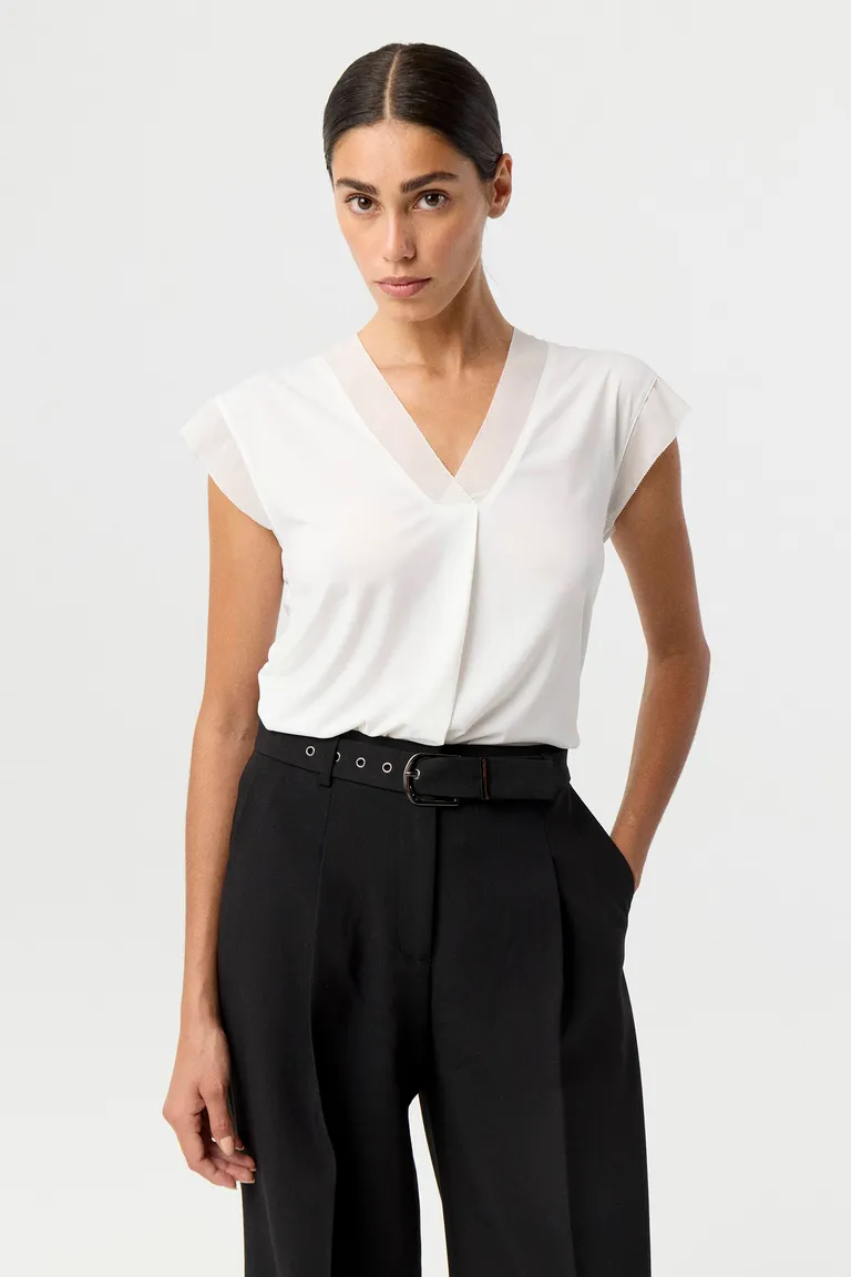 Remera de calce relajado con escote en V y detalle de tabla central en el frente de Markova en Remeras para argentina