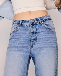 Jeans mom tiro alto confort de Bershka en Pantalones para argentina