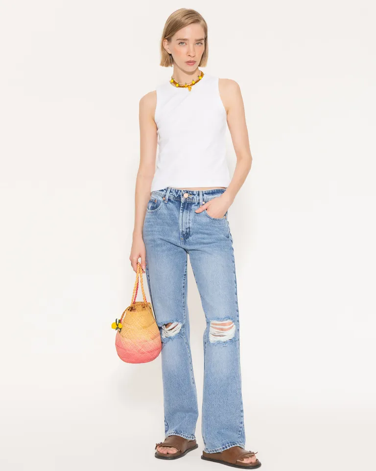 Jeans rectos clásicos con detalles rasgados para un estilo relajado y contemporáneo de Jazmin Chebar en Pantalones para argentina