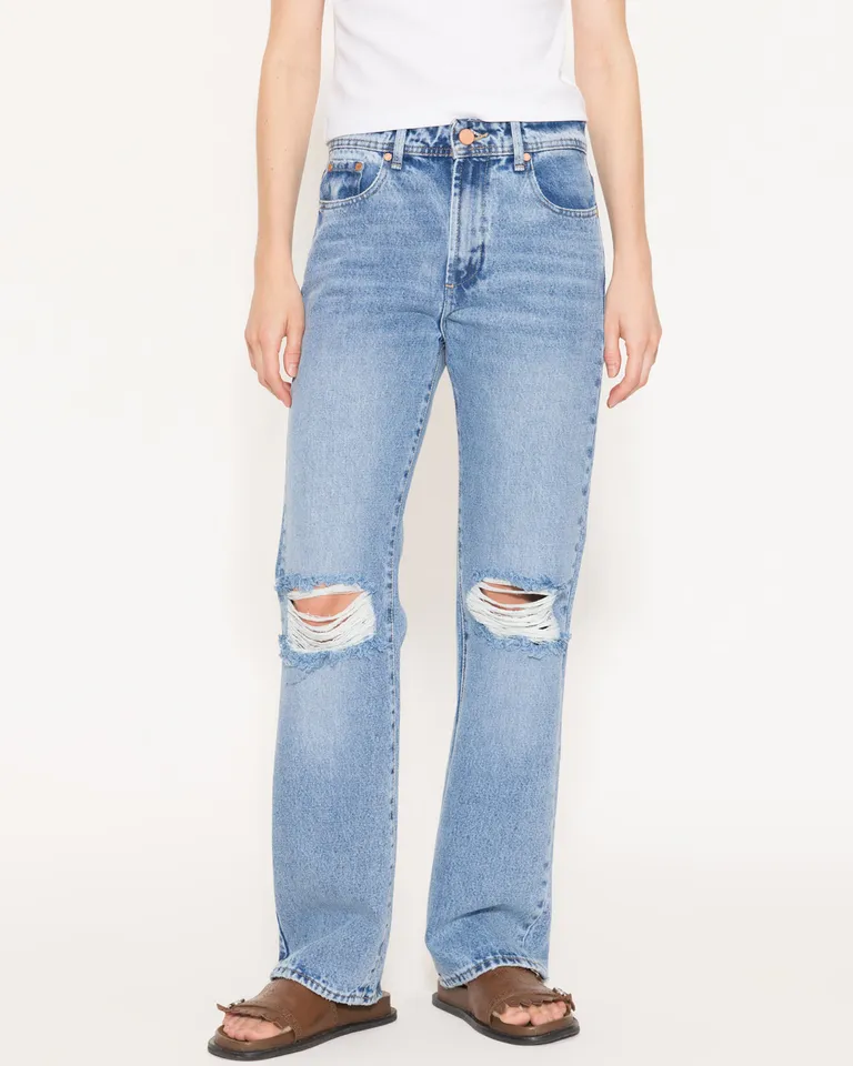 Jeans rectos clásicos con detalles rasgados para un estilo relajado y contemporáneo de Jazmin Chebar en Pantalones para argentina