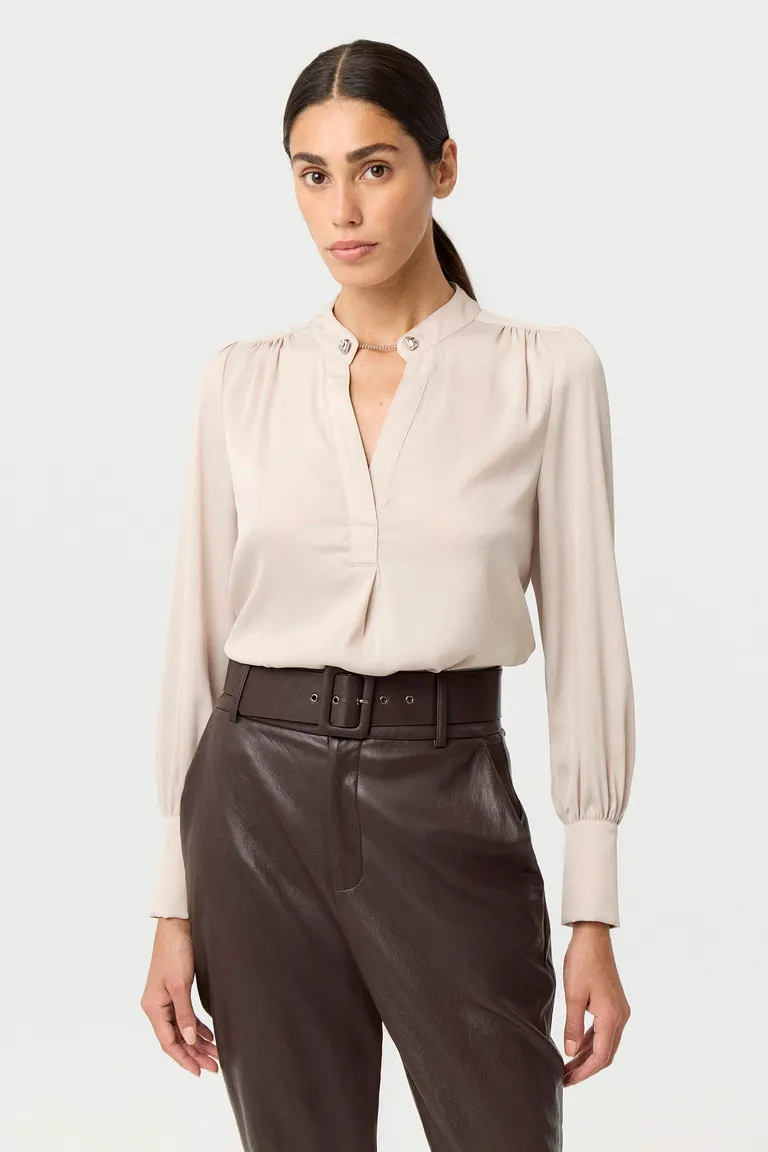 Blusa de mujer con cuello mao mangas largas y puños destacados de Markova en Blusas para argentina