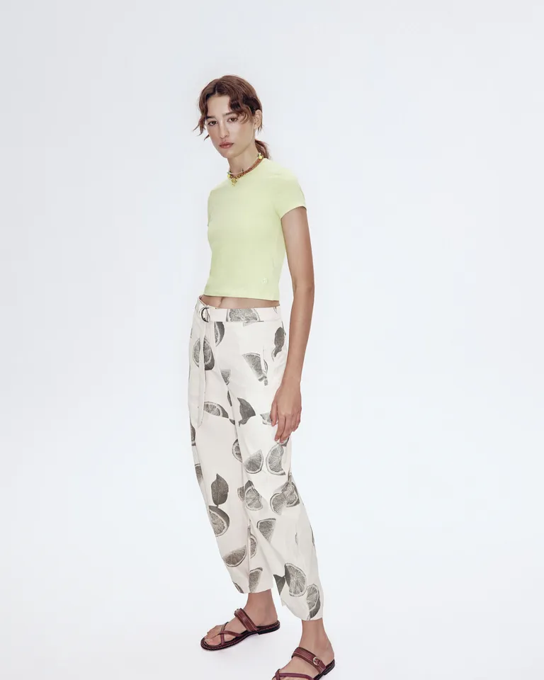 Pantalón babucha con estampado exclusivo y detalles funcionales de Jazmin Chebar en Pantalones para argentina