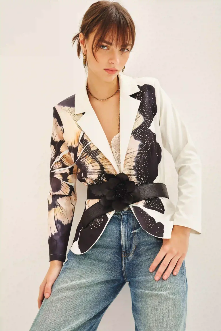 Saco tipo blazer con estampa única y detalles de tachas para una imagen fresca y moderna de Rapsodia en Blazers para argentina