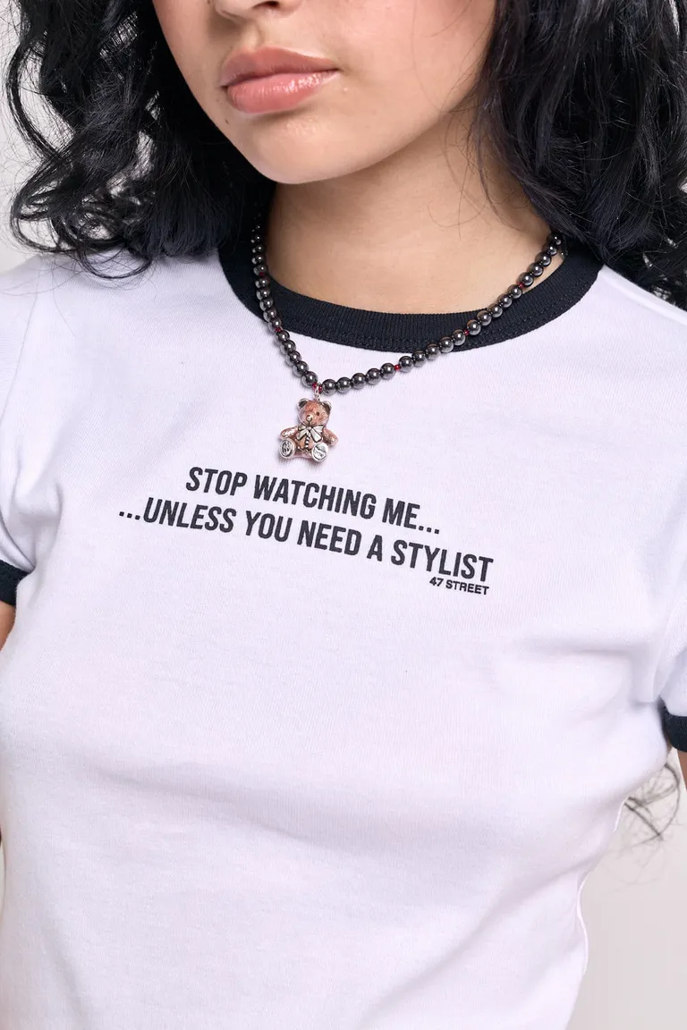 Remera manga corta slim con detalle gráfico en el frente y bordes a contratono de 47 Street en Remeras para argentina