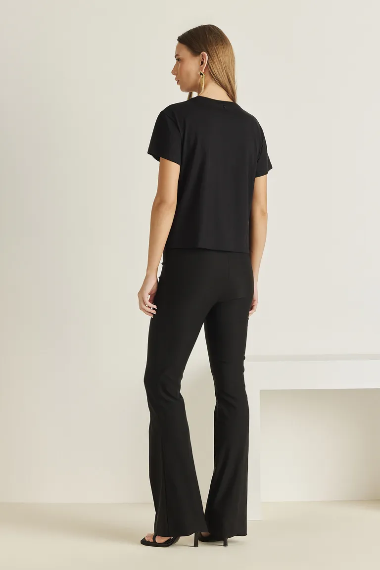 Remera negra de corte suelto con estampado exclusivo y dije con logo de Tucci en Remeras para argentina