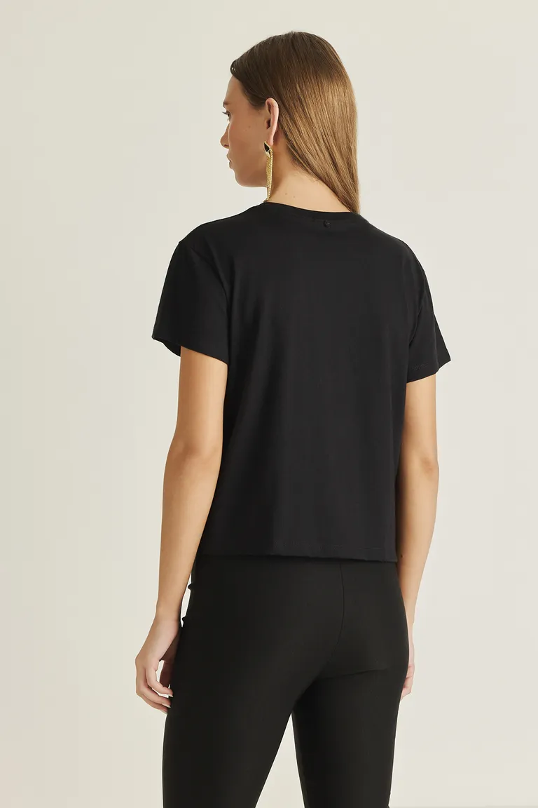 Remera negra de corte suelto con estampado exclusivo y dije con logo de Tucci en Remeras para argentina