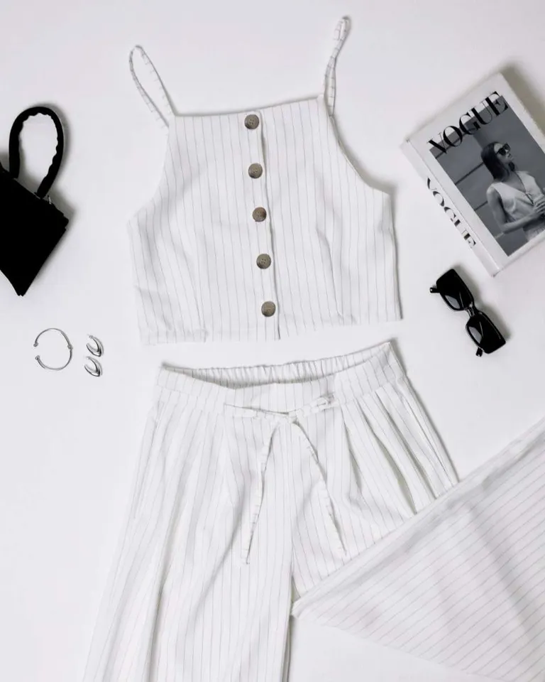 Chaleco abotonado con finos tirantes - Elegancia y versatilidad en una sola prenda de Hesed en Chalecos para argentina