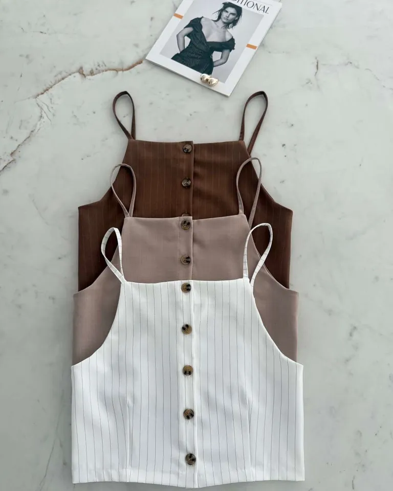 Chaleco abotonado con finos tirantes - Elegancia y versatilidad en una sola prenda de Hesed en Chalecos para argentina