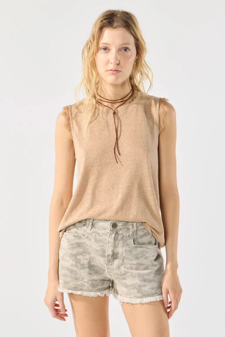 Remera de lino con cuello y puntilla en sisas, perfecta para un estilo casual y elegante de Cuesta Blanca en Remeras para argentina