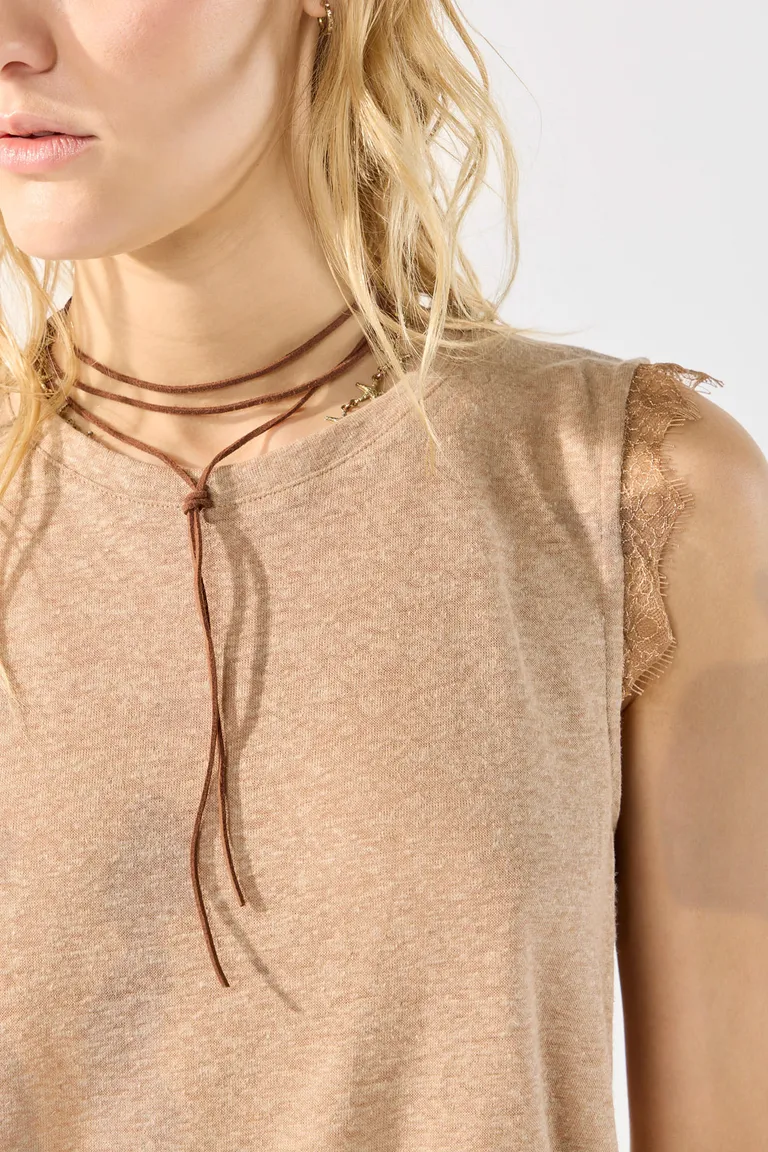 Remera de lino con cuello y puntilla en sisas, perfecta para un estilo casual y elegante de Cuesta Blanca en Remeras para argentina