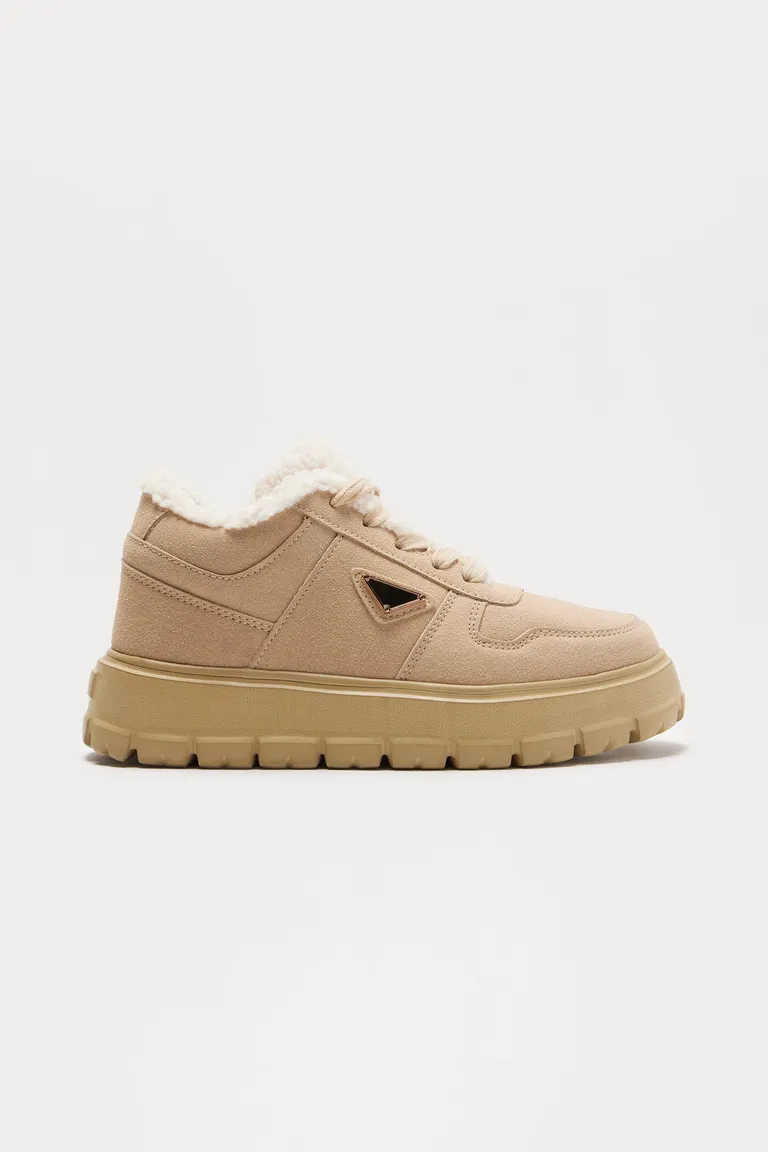 Zapatillas foster adorno piel beige de Fashion Nova en Zapatillas para argentina