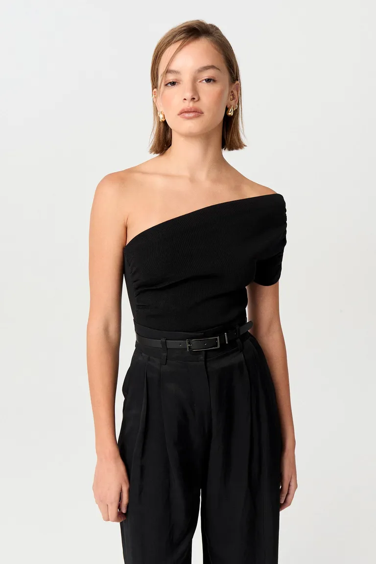 Top asimétrico negro de punto compacto y calce anatómico para mujer de Markova en Tops para argentina