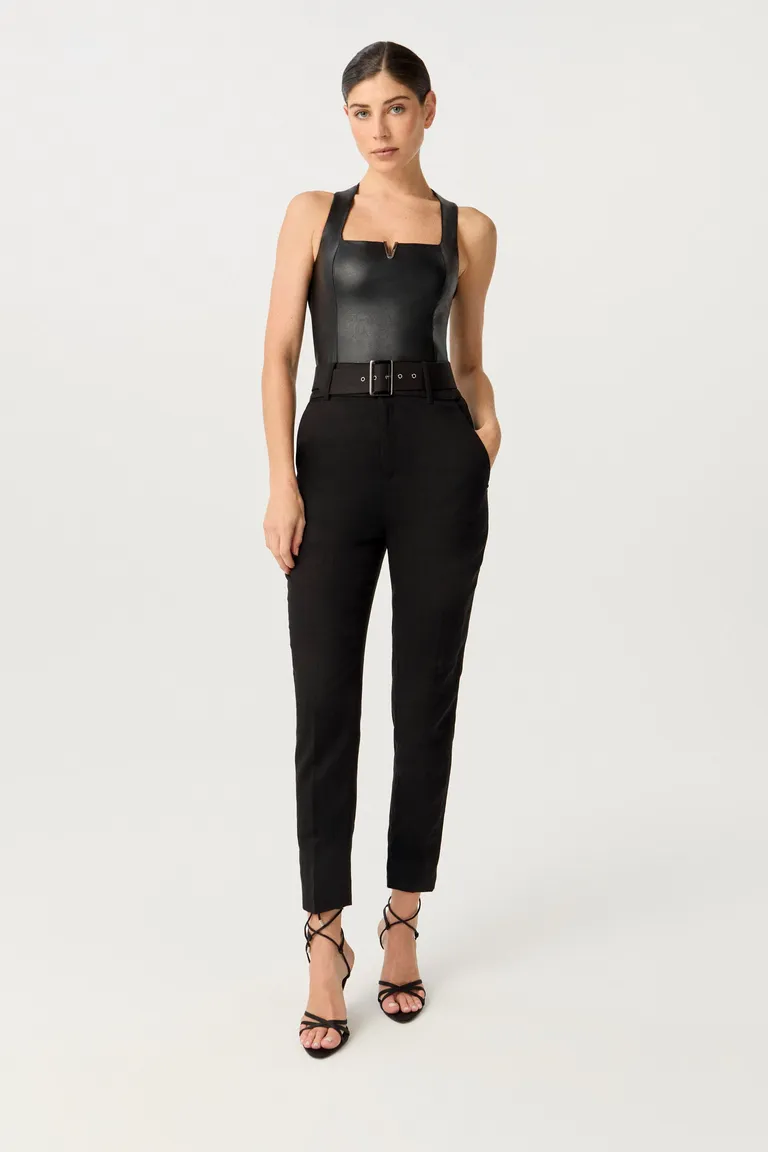 Musculosa de efecto cuero con tramado en la espalda y detalles metálicos de Markova en Tops para argentina