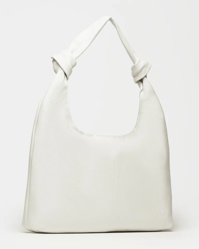 Cartera al hombro de diseño minimalista y detalles trendy en cuero graneado de Prüne en Bolsos y Carteras para argentina