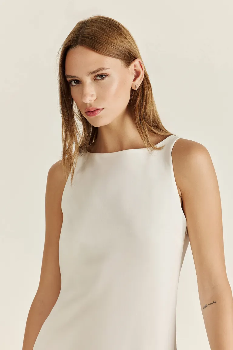 Vestido confeccionado en un material sastrero liviano con ajuste personalizable en la espalda de Tucci en Vestidos para argentina