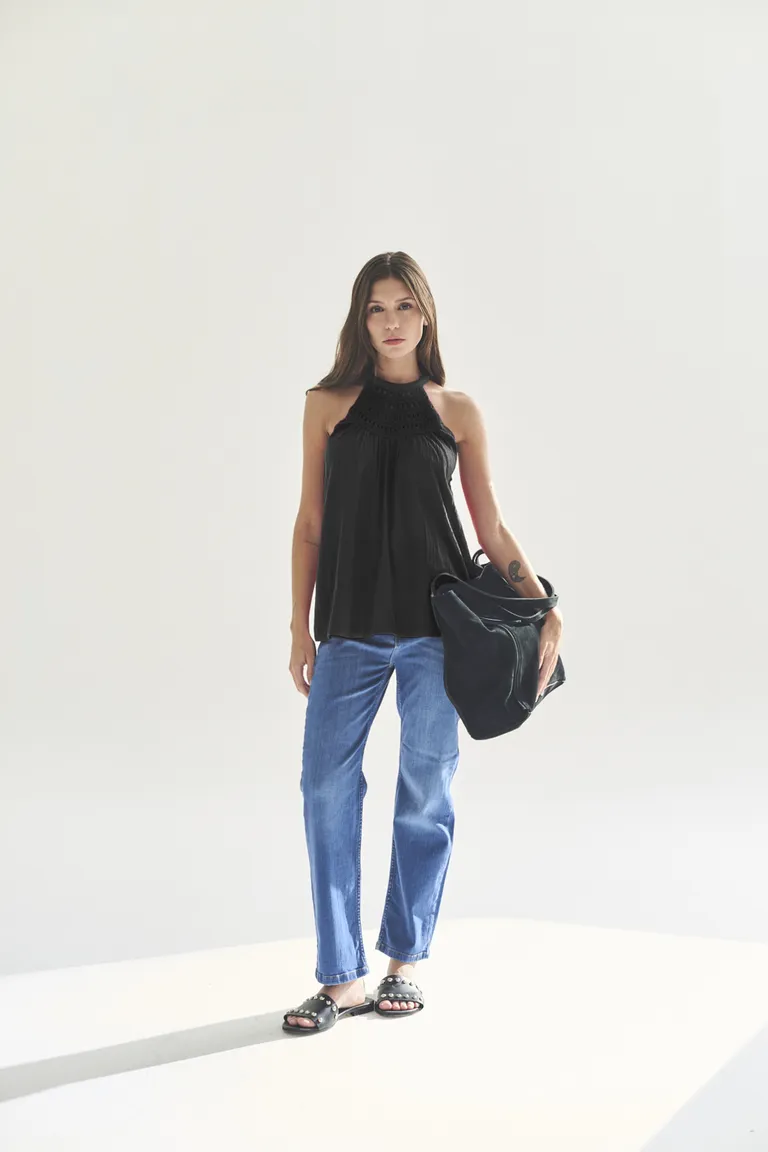 Blusa negra elegante y versátil para mujer de Akiabara en Blusas para argentina