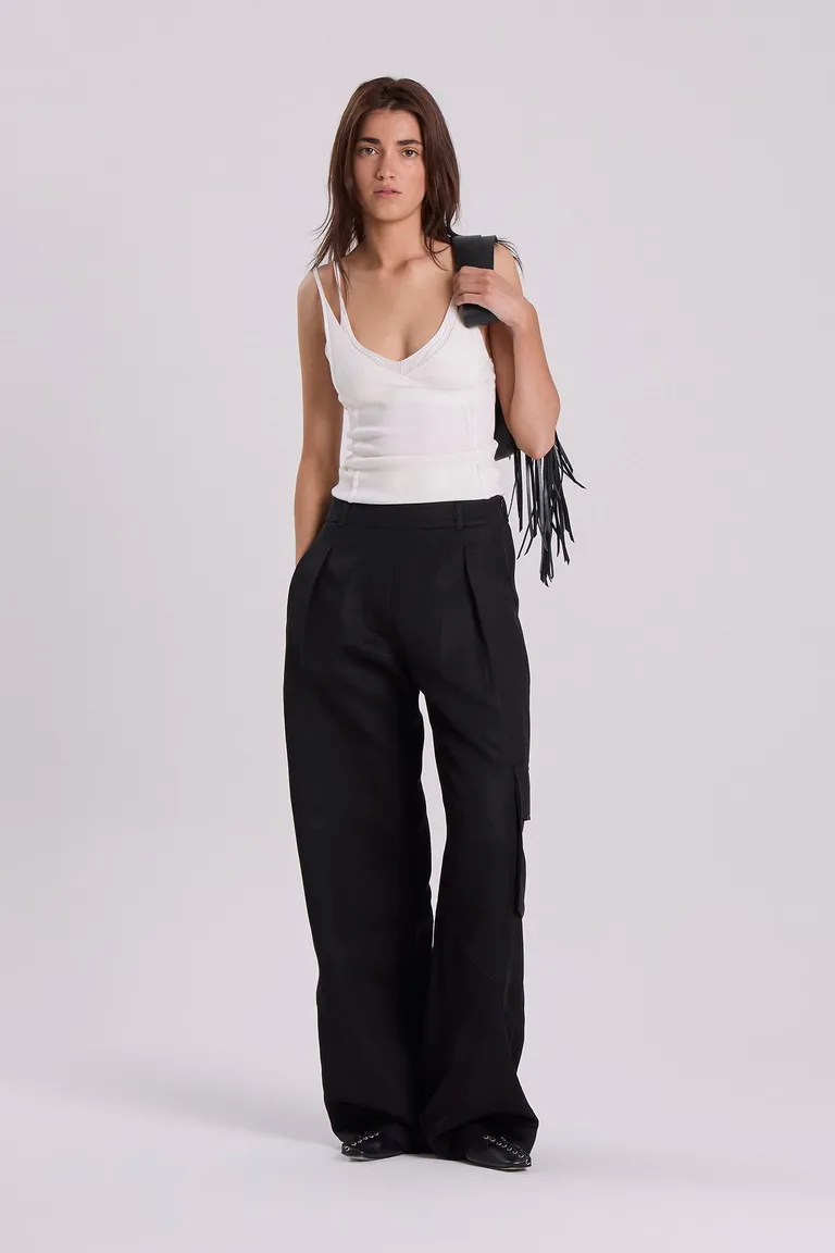 Pantalón de gabardina negro con cintura sastrera y bolsillo cargo de Maria Cher en Pantalones para argentina