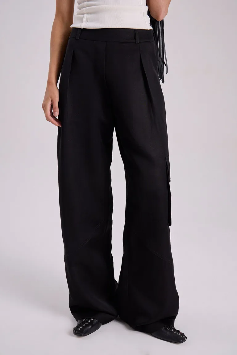 Pantalón de gabardina negro con cintura sastrera y bolsillo cargo de Maria Cher en Pantalones para argentina