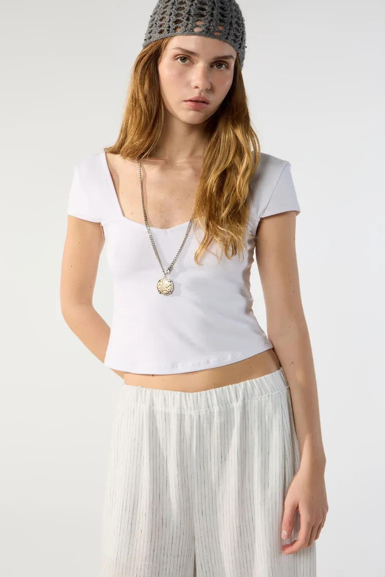 Remera blanca básica de manga corta y escote corazón para mujer de Cuesta Blanca en Remeras para argentina