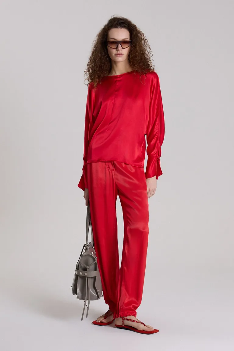 Blusa de seda natural en color rojo con escote bote y fit relajado de Maria Cher en Blusas para argentina