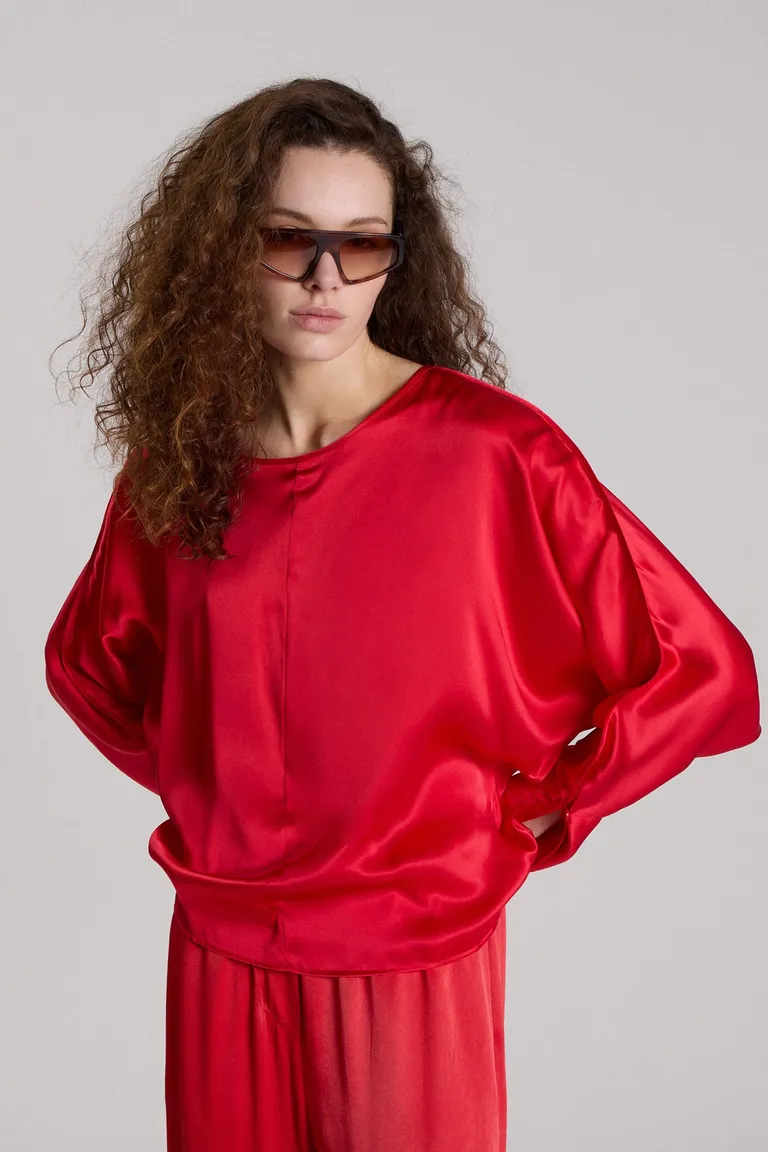 Blusa de seda natural en color rojo con escote bote y fit relajado de Maria Cher en Blusas para argentina