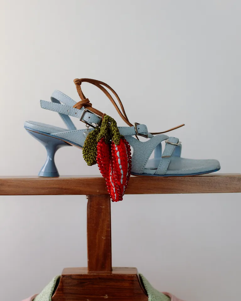 Sandalias de cuero flor con hebillas stick en diseño elegante y versátil de Jazmin Chebar en Sandalias para argentina