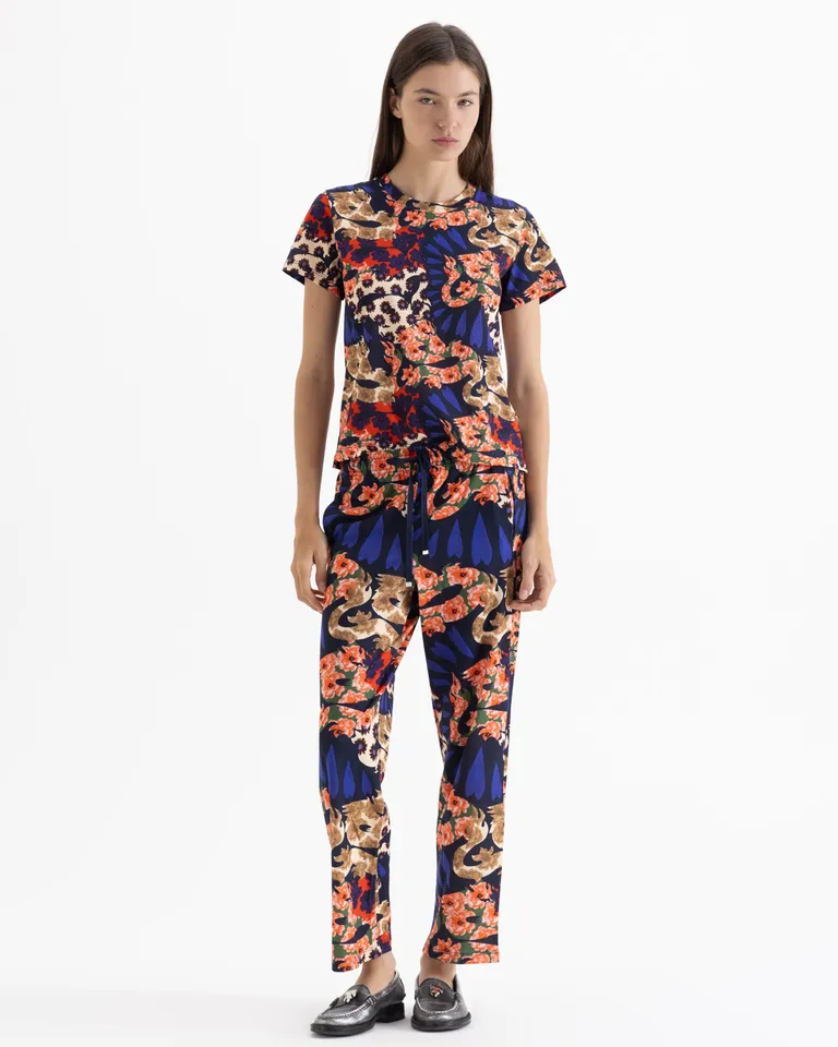 Remera de calce regular con cuello redondo y mangas cortas con diseño estampado integral de Jazmin Chebar en Remeras para argentina