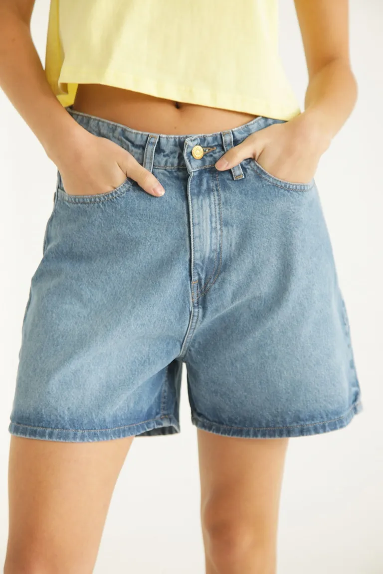 Short de jeans tiro bajo con calce baggy y largo medio de denim celeste de Las Pepas en Shorts para argentina
