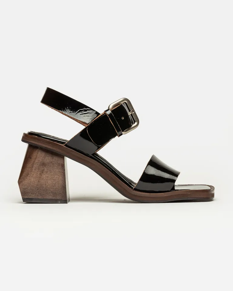 Sandalias de cuero charol con taco de madera y hebilla metálica para un look elegante de Prüne en Sandalias para argentina