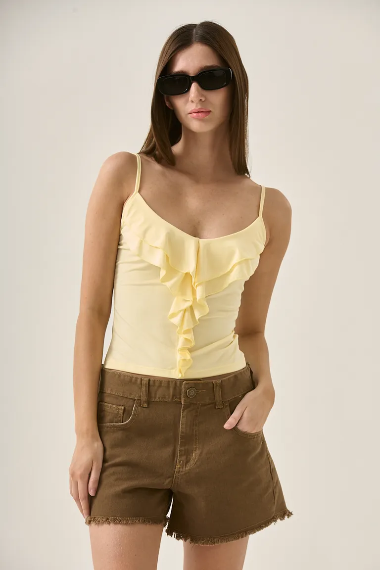 Top con escote en V y volado central, diseño delicado y femenino de Sweet en Tops para argentina