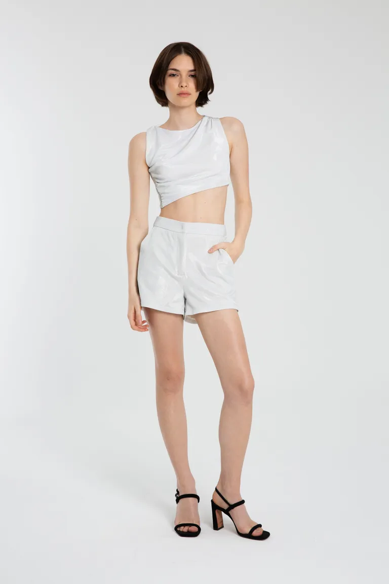 Shorts blanco de tela sastrera con lurex, de diseño modular y calce regular de Naíma en Shorts para argentina