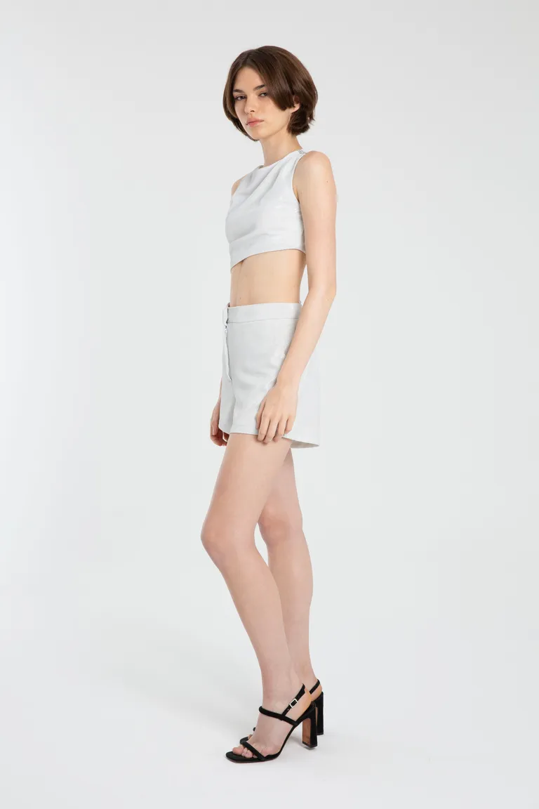 Shorts blanco de tela sastrera con lurex, de diseño modular y calce regular de Naíma en Shorts para argentina