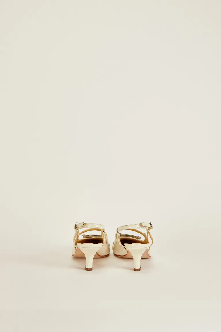 Zapato stiletto bajo con hebilla rectangular metálica y punta definida de Tucci en Zapatos con Tacos para argentina