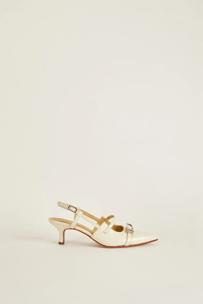 Zapato stiletto bajo con hebilla rectangular metálica y punta definida de Tucci en Zapatos con Tacos para argentina