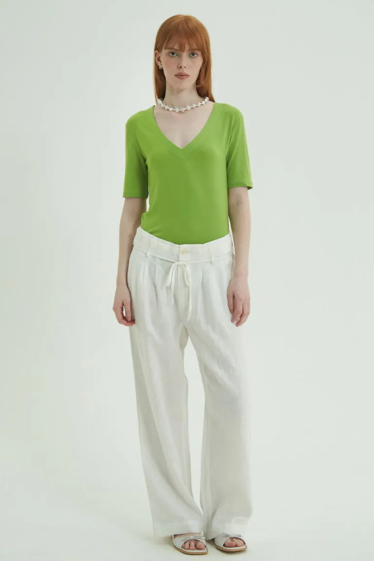 Remera manga corta y escote en V en tono verde, un básico fresco y elegante de Las Pepas en Remeras para argentina