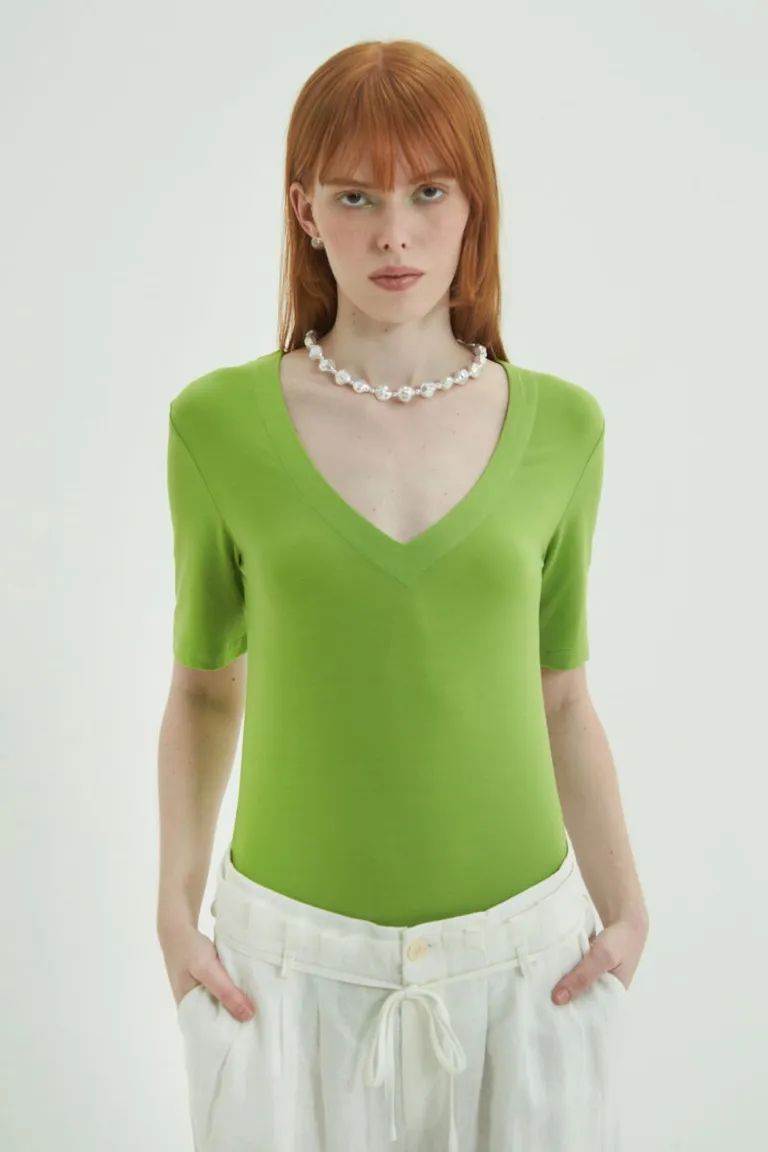 Remera manga corta y escote en V en tono verde, un básico fresco y elegante de Las Pepas en Remeras para argentina