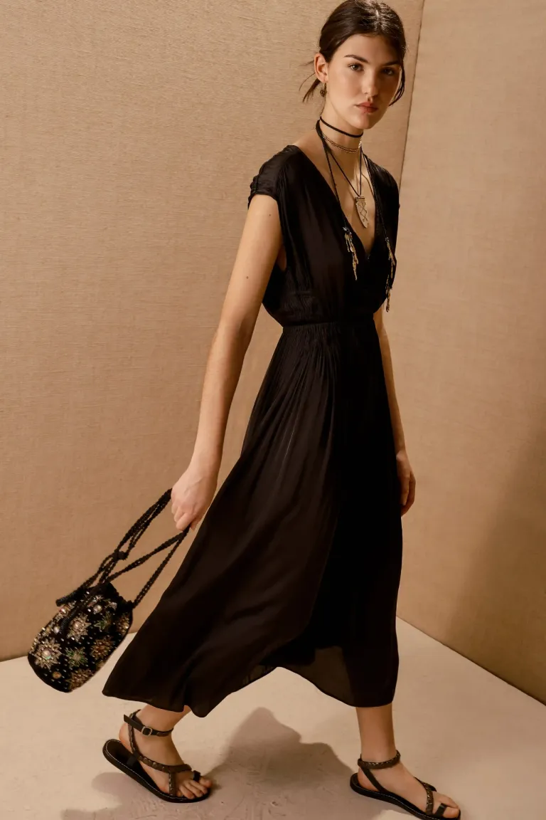 Vestido largo con escote en V y mangas cortas caídas - Diseño elegante y femenino de Rapsodia en Vestidos para argentina